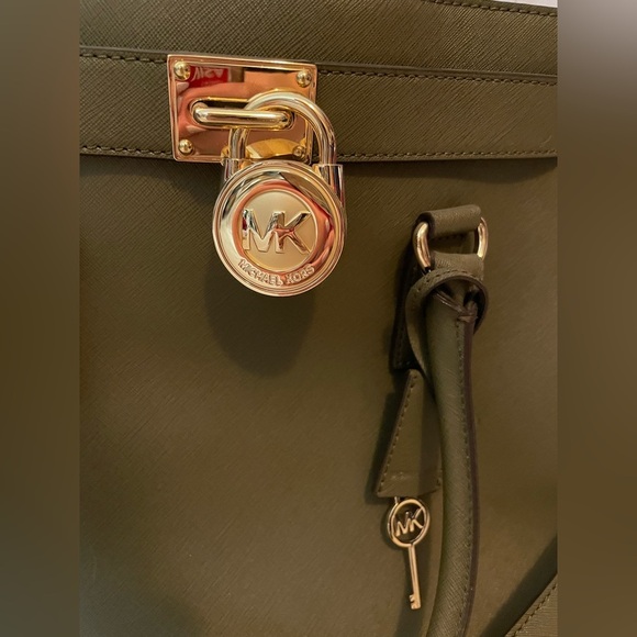Michael Kors Hamilton Traveler Olive Color with matching wallet - Picture 5 of 14